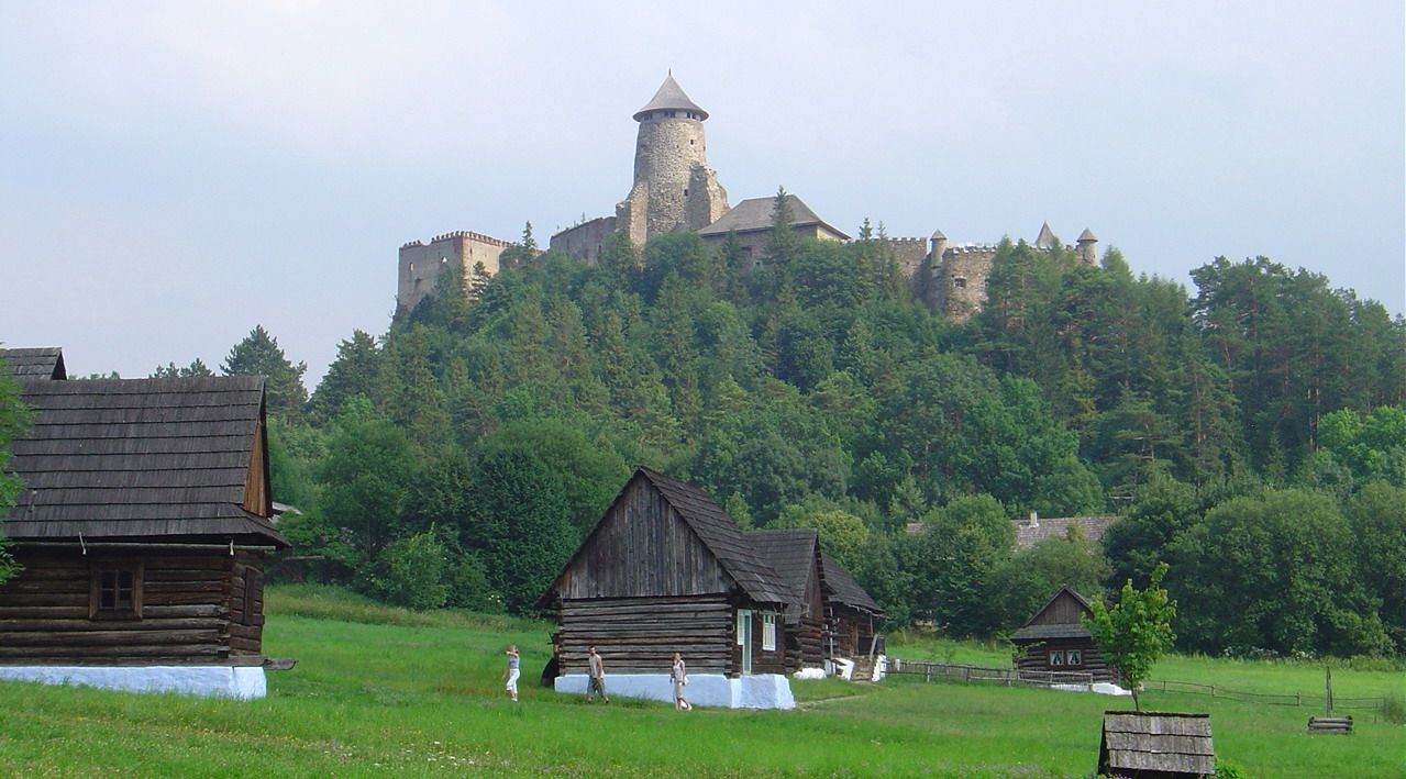 Castle_of_Lubovna_and_museum_of_slovak_village.jpg
