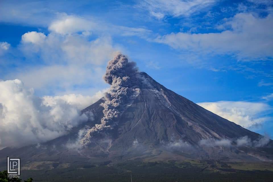 Volcano high. Вулкан Кадовар. Сьерра негра вулкан. Экскурсии на Mayon Volcano, Philippines. Экскурсии на вулкане Майон.