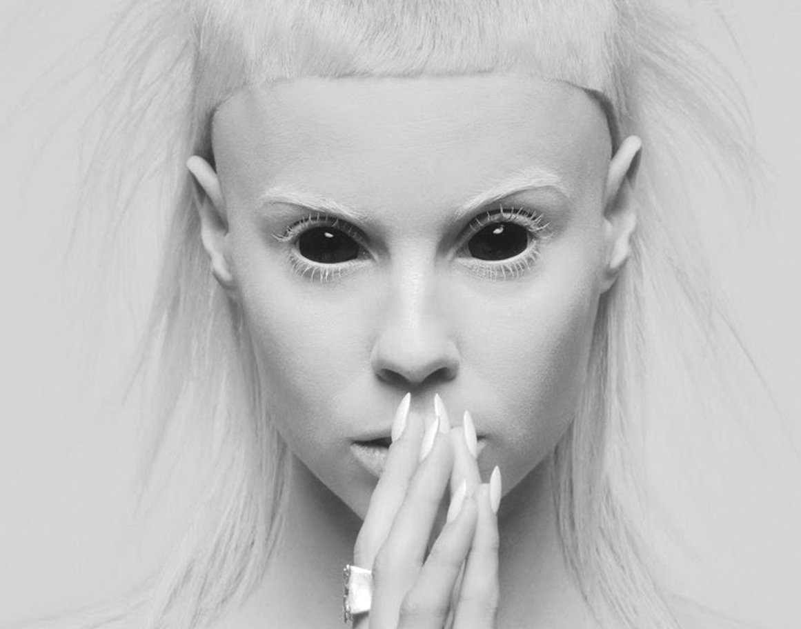 15_2_3_bw_yolandi_visser.jpg