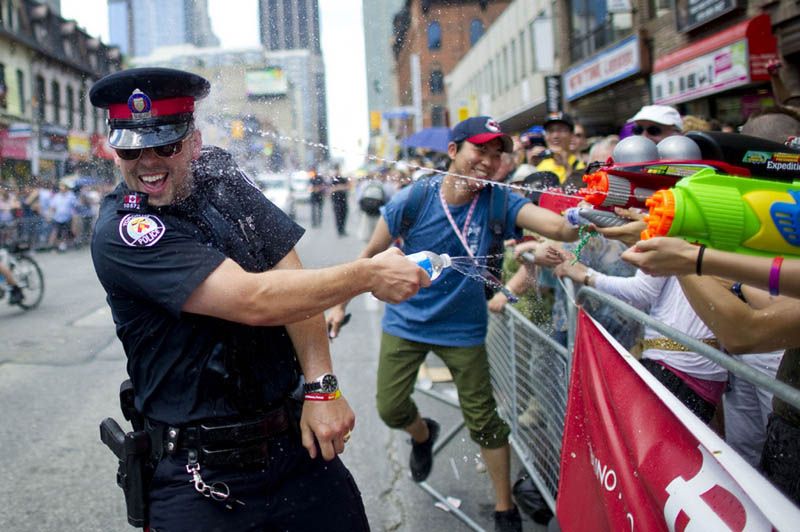 canadian-toronto-police-officer-water-fight-during-pride-2011-carlos-osorio.jpg