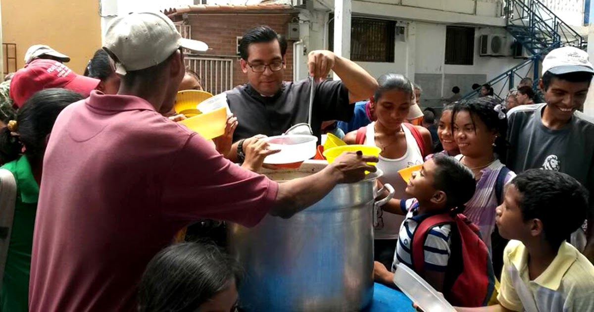 2 Padre Jesús Martínez durante distribución de comida en la Olla Comunitaria de la Parroquia San Francisco de Asís en El Tocuyo, estado Lara - Venezuela  11Junio2017 Foto @GuardianCato (16).jpg