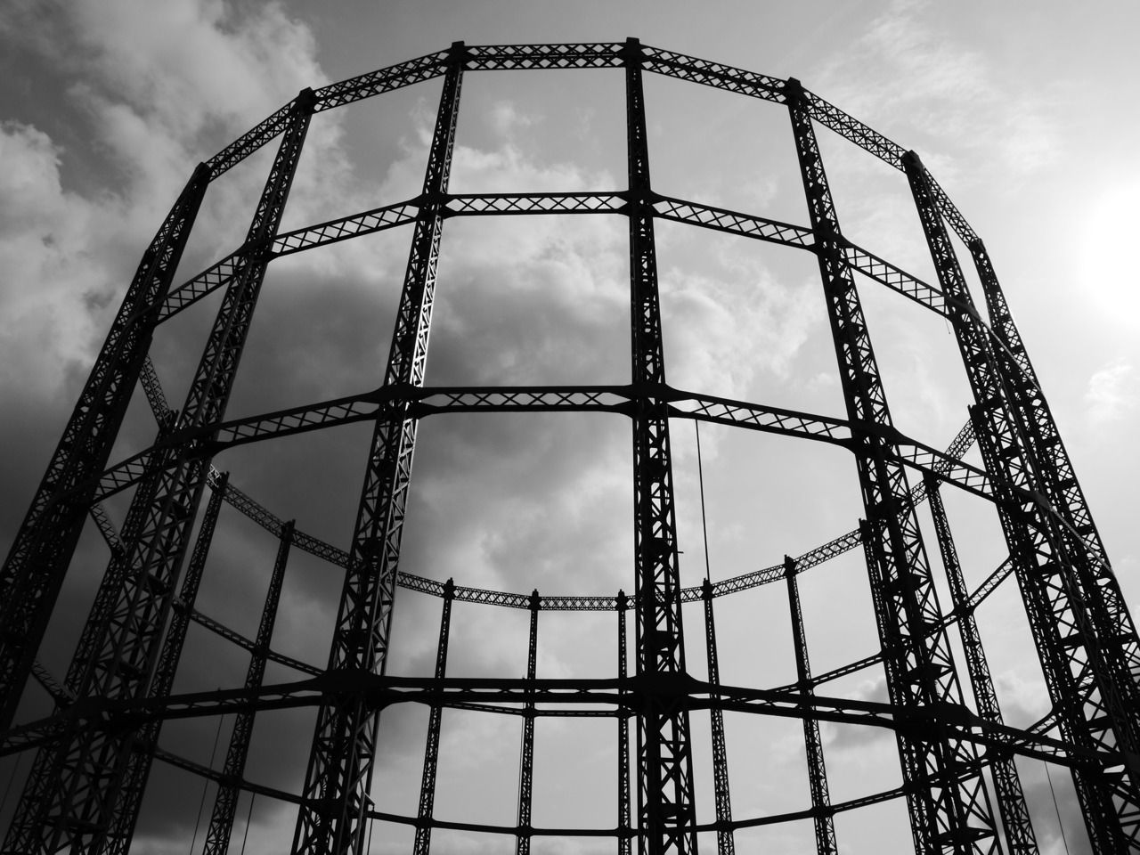 22199852951 - empty gasometer at regents canal east london.jpg