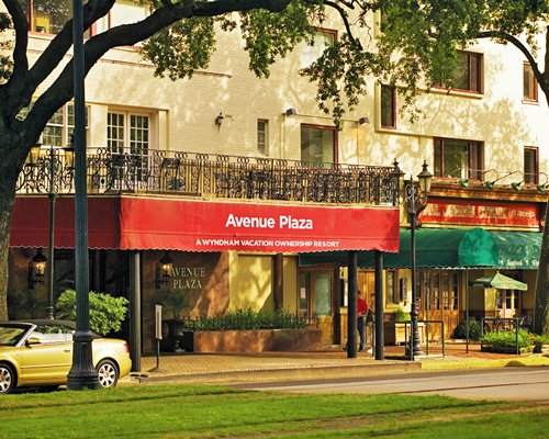 Avenue Plaza.JPG