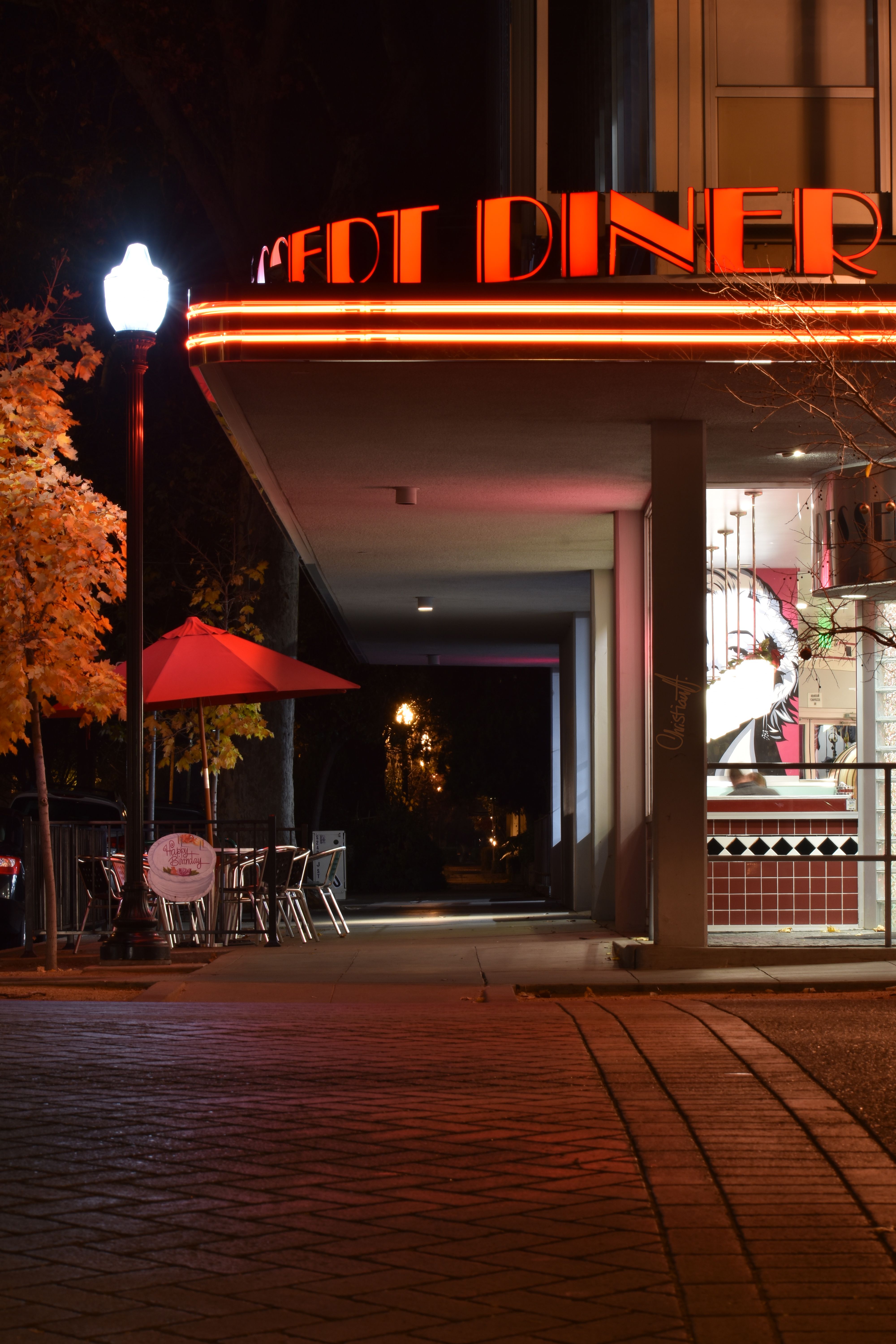 Desert Diner dowtown sacramento lights neon slow exposure aperture christian hernandez street midtown (2).jpg