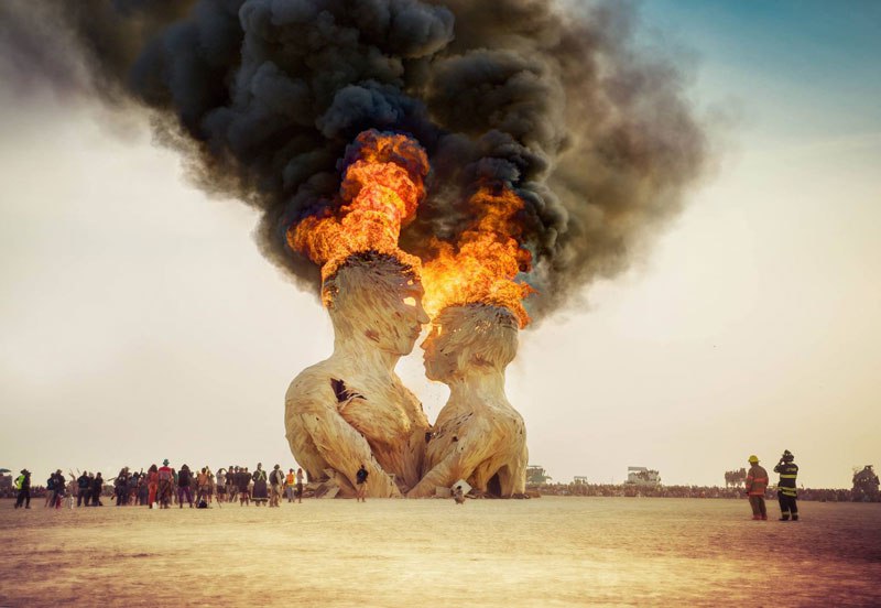 embrace-sculpture-burning-man-2014-trey-ratcliff.jpg