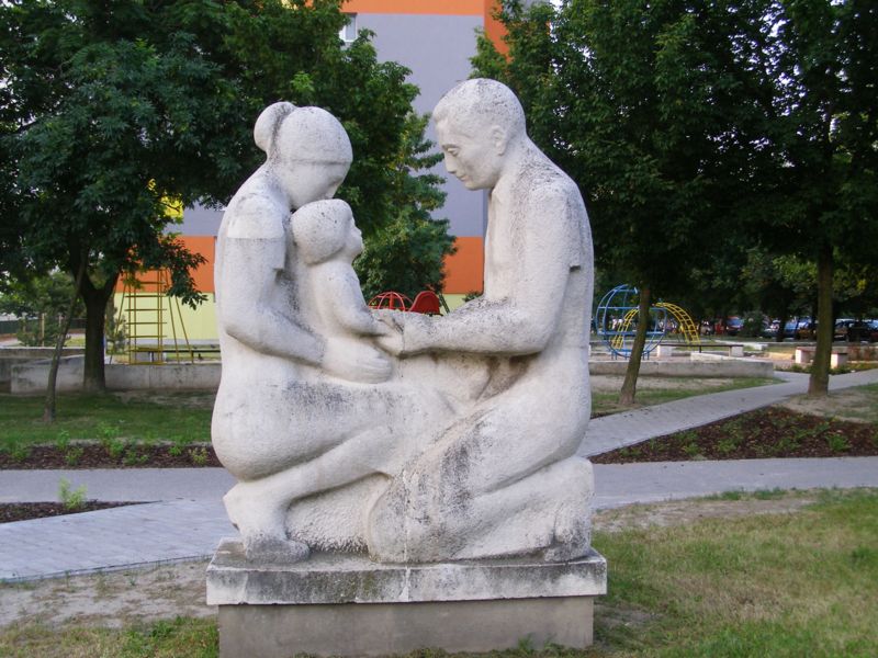 800px-Parents_with_child_Statue_Hrobakova_street_Bratislava.JPG