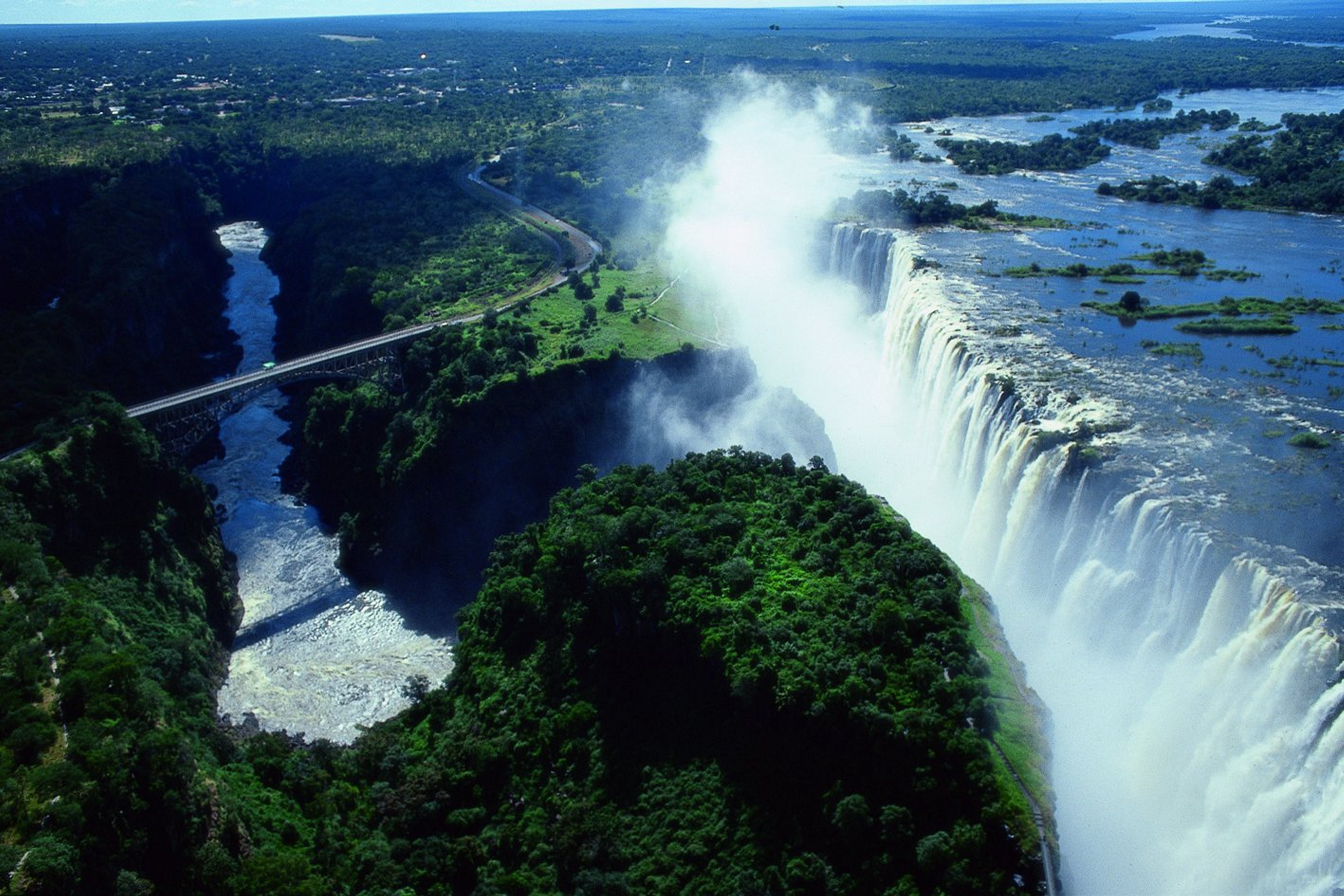 Victoria_Falls_Zambia_and_Zimbabwe_07_2.jpg