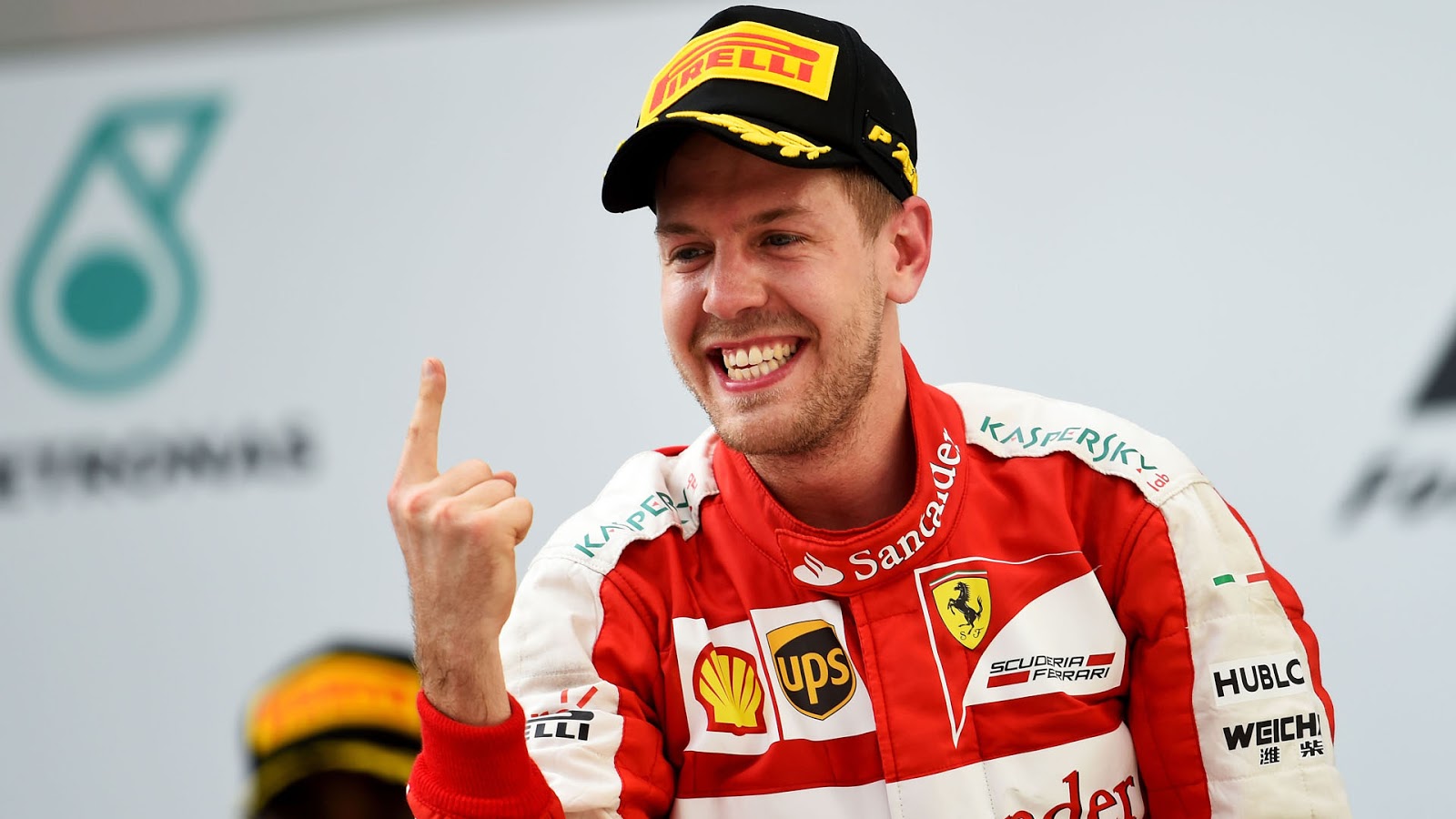 Vettel renova com a Ferrair.jpg