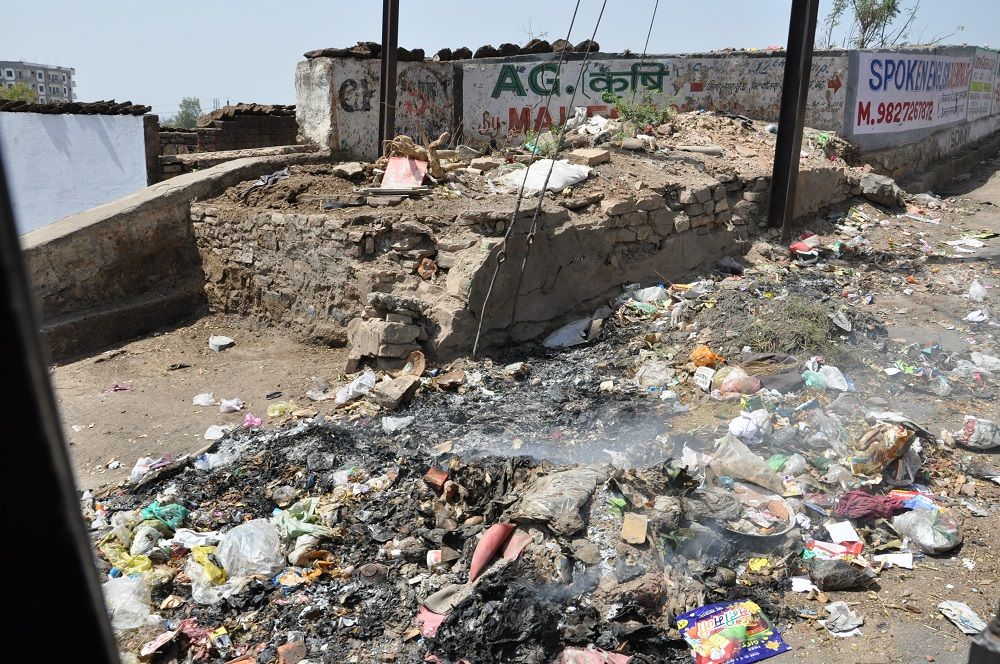 Burning-trash-India.jpg