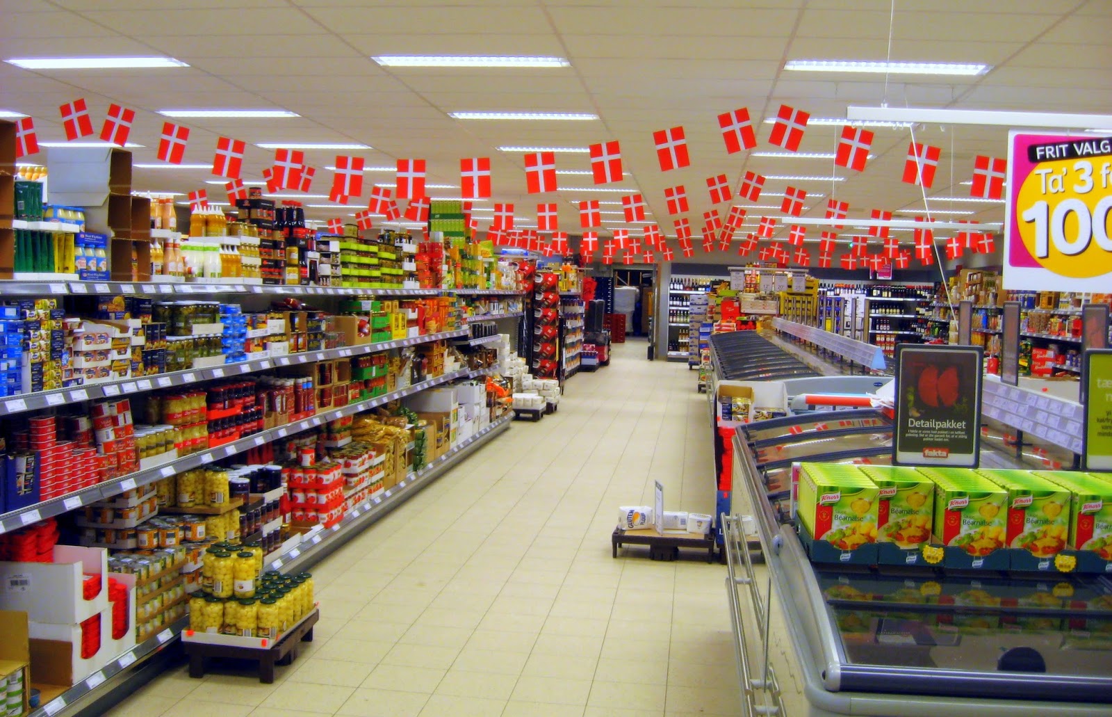 Supermarket_z_flagami_ubt.jpg