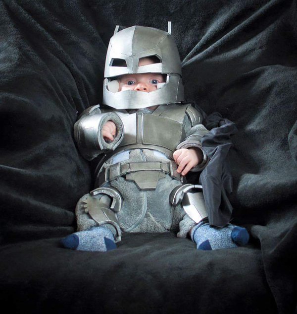 insanely-cute-armor-batman-baby-cosplay1.jpg