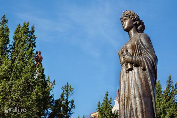 statuia-regina-maria-a-romaniei-din-oradea-judetul-bihor.jpg