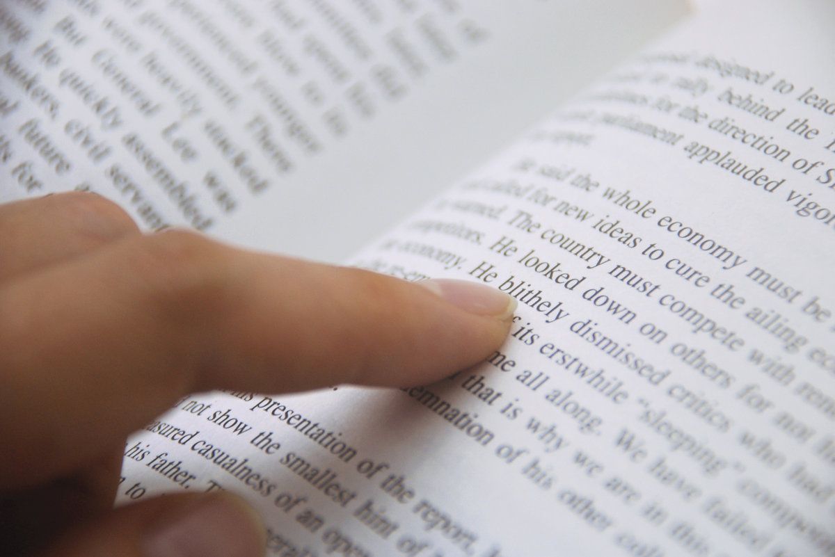 Чтение с пальчиком. Пальцы в книге. Пальцем по книге. Пальцы в страницы книги. Чтение с пальцем.