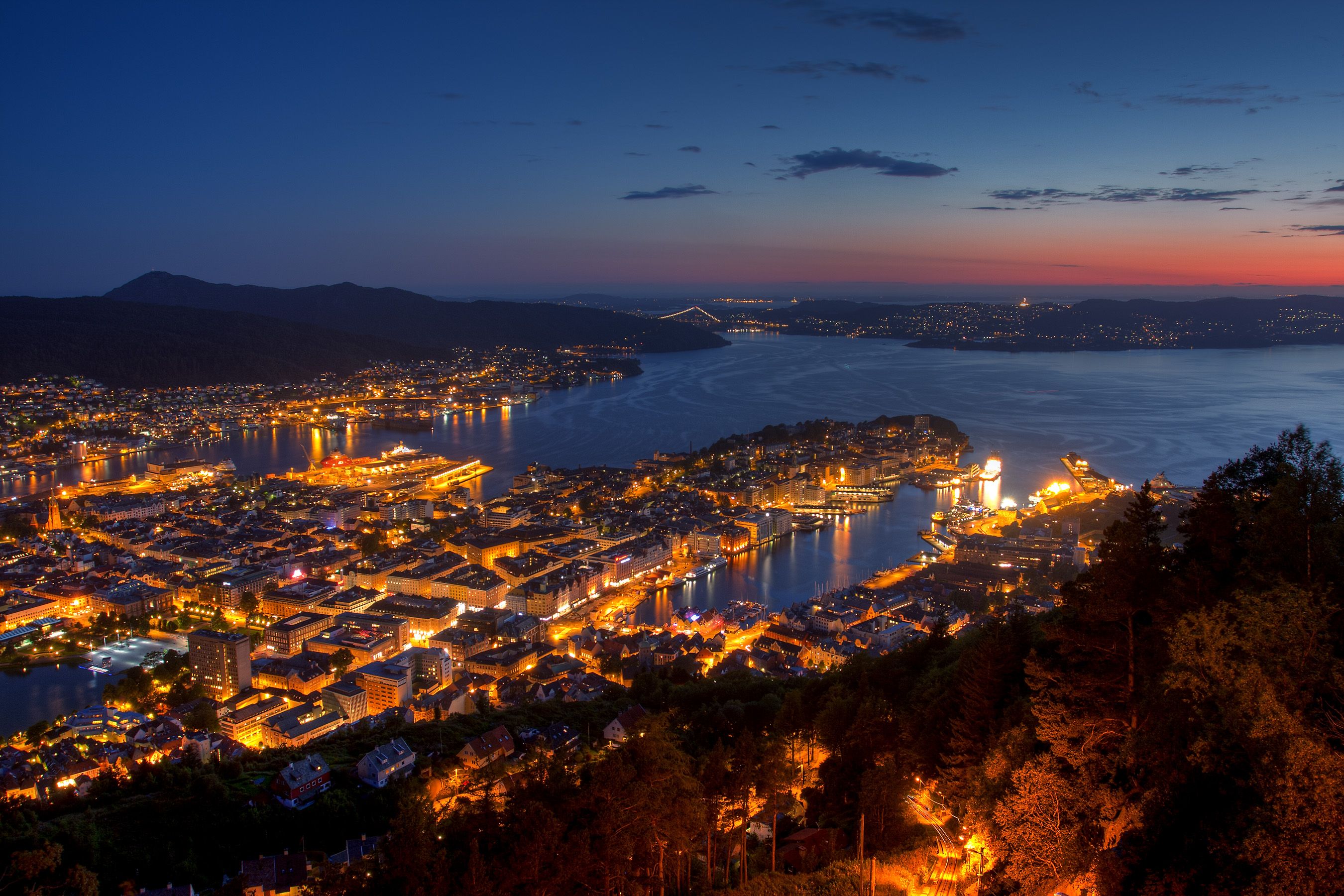 Night_view_from_Mount_Floyen_-_Bergen,_Norway.jpg