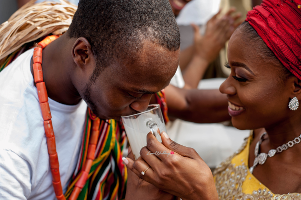 Nigerian-Traditional-Bride-serving-palm-wine-Dimma-and-Omos-Okolie-Kenneth-Photography-LoveWeddingsNG.png