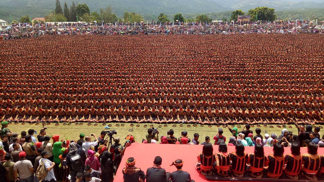 Saman Gayo kembali mengukir sejarah baru dengan menampilkan 12262 orang penari dan Pecah rekor muri yang ke II setelah tahun 2014 sebanyak 5050..jpg