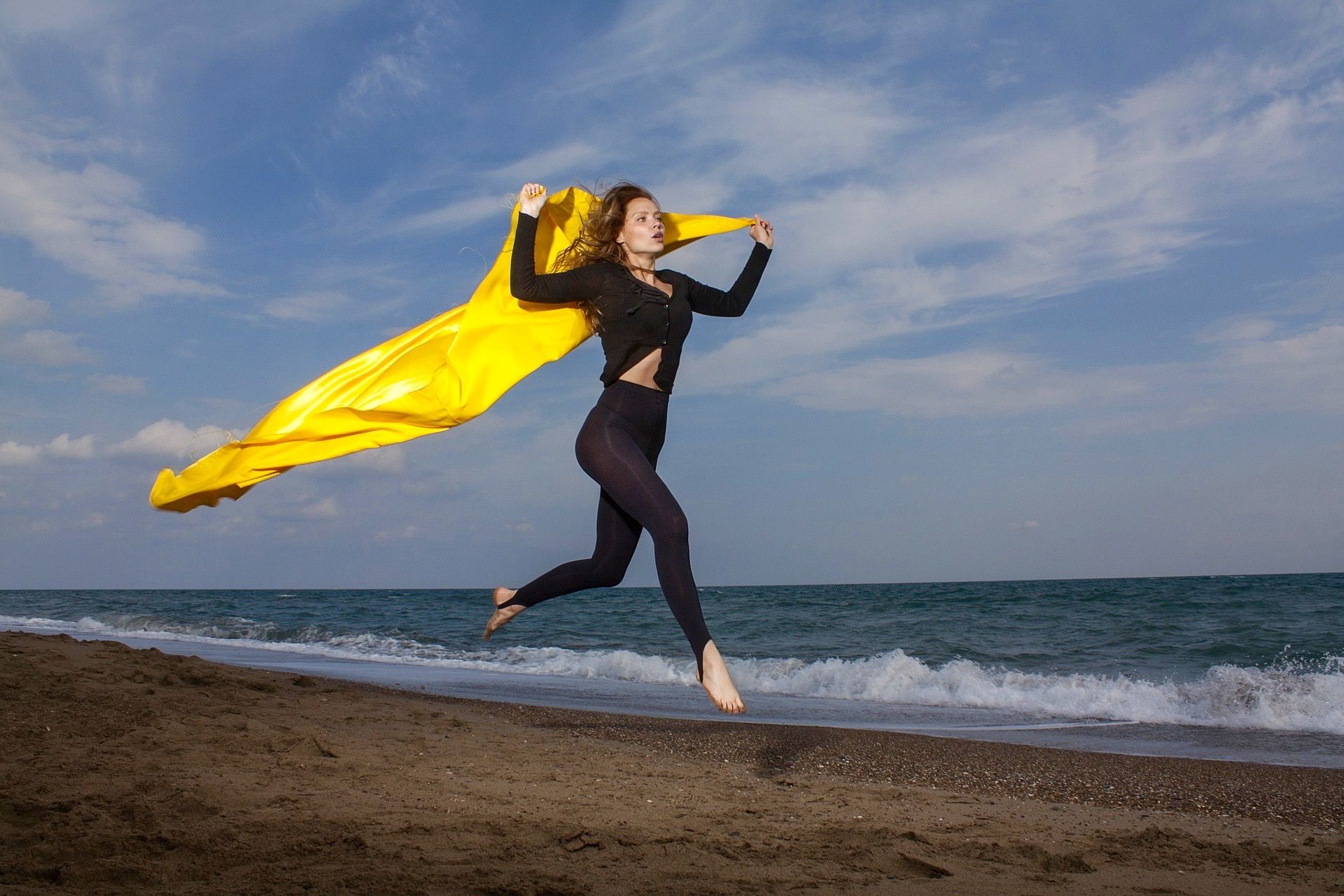 model-yellow-flag-jumping-ocean-freedomain.jpg