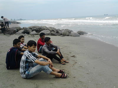 Menikmati indahnya pantai ujong blang akhywali.jpg