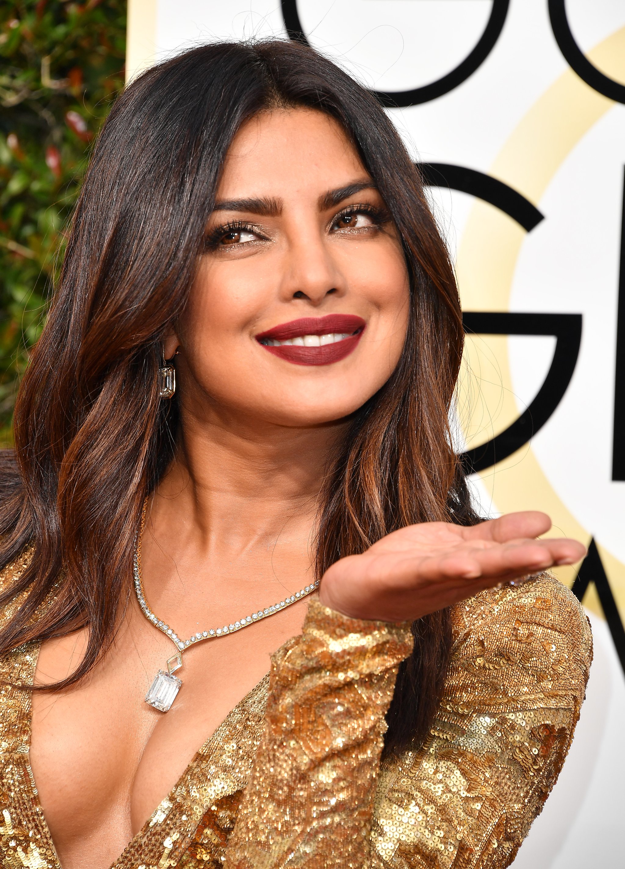 Priyanka-Chopra-Makeup-Hair-Golden-Globes-2017 (2).jpg