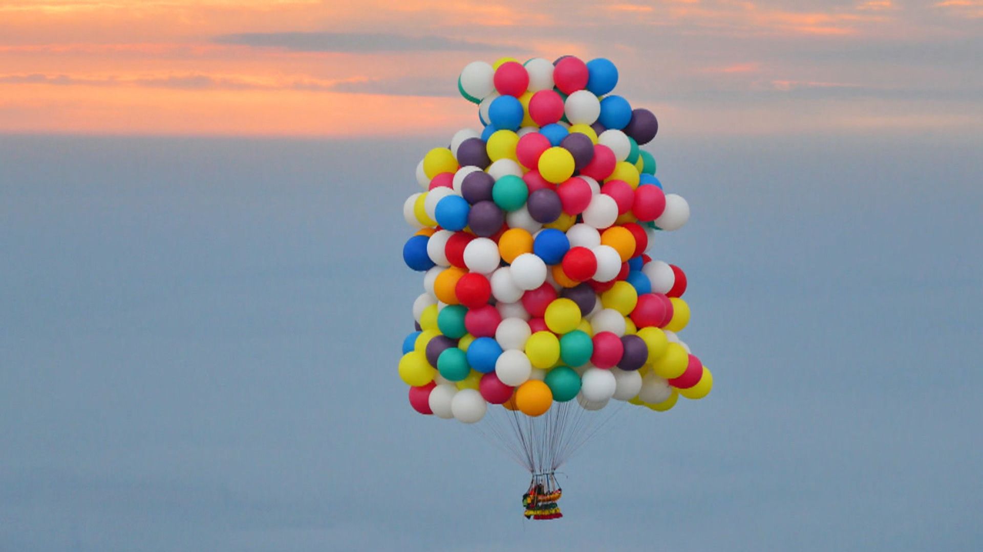 nn_08bwi_balloons_130913.jpg