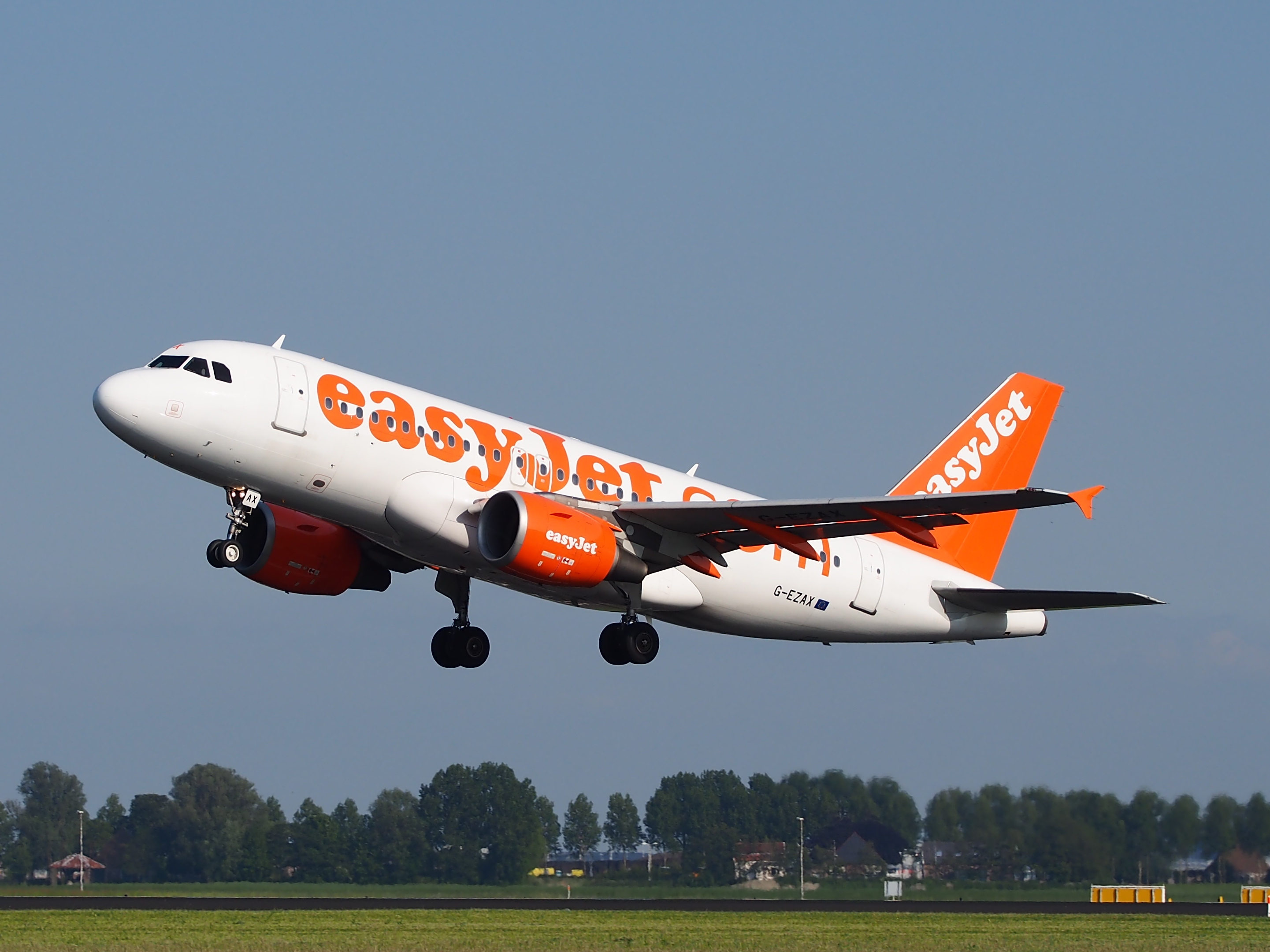 G-EZAX_easyJet_Airbus_A319-111_-_cn_2818_takeoff_from_Schiphol_(AMS_-_EHAM),_The_Netherlands,_17may2014,_pic-1.JPG