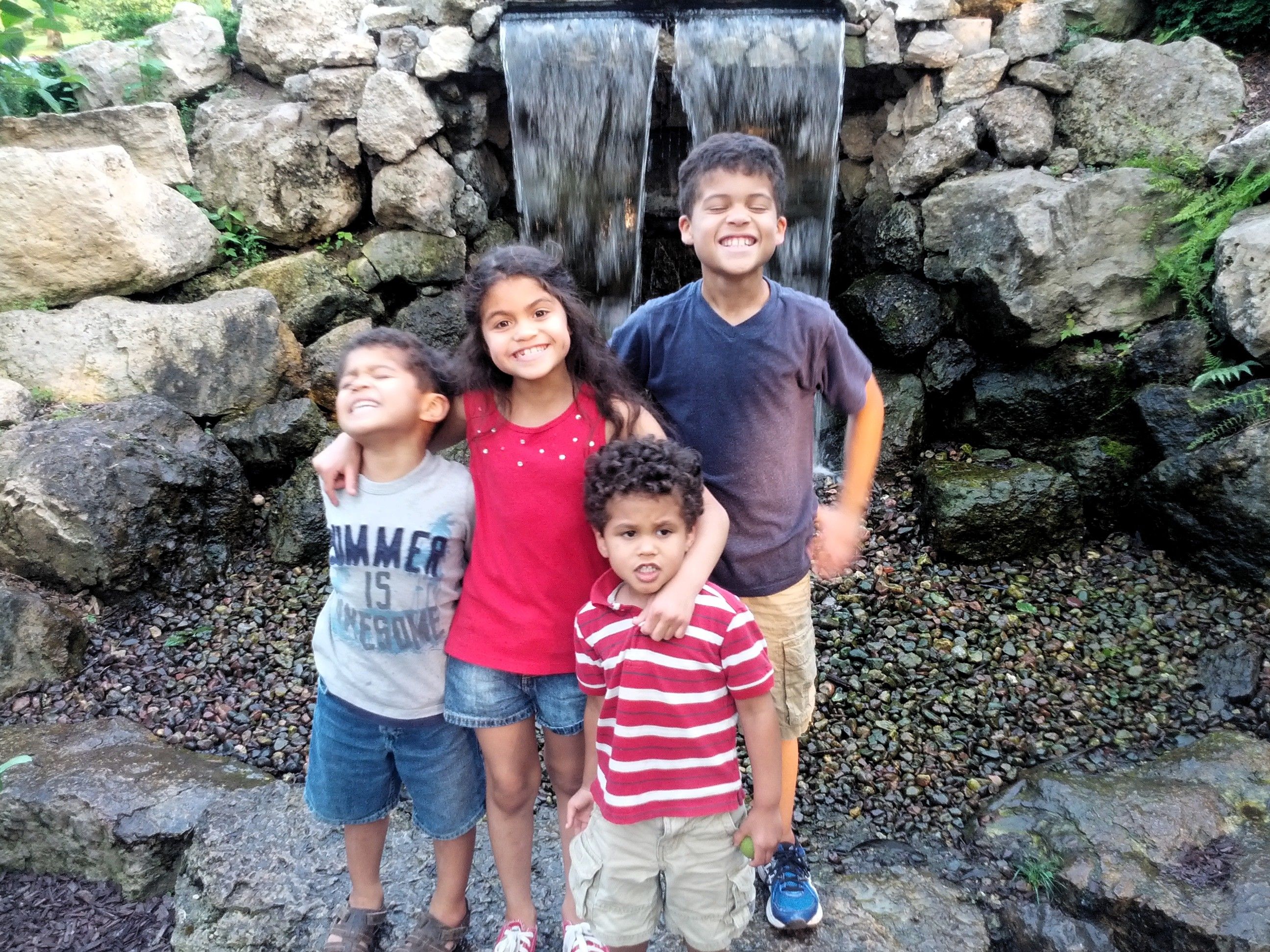 Kid pic at fountain.jpg