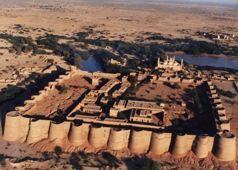 Aerial-view-of-Derawar-Fort-and-Abbasi-Mosque-Bahawalpur-Photos-of-Bahawalpur.jpg