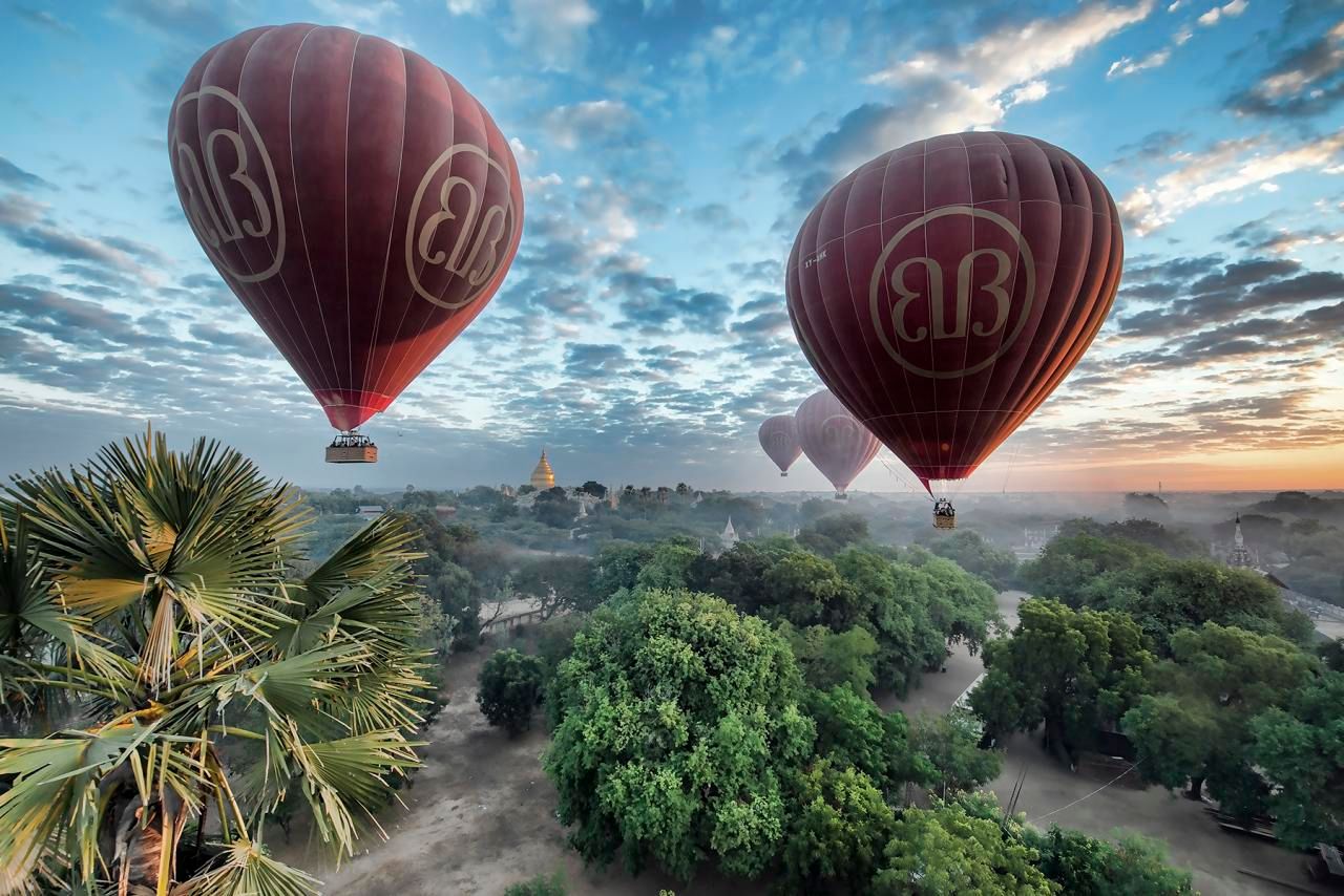 Hot_air_balloons_in_Bagan,_Myanmar_(Burma).jpg
