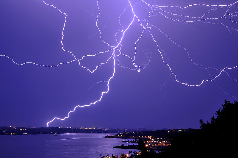 800px-Lightning_over_Quebec.jpg