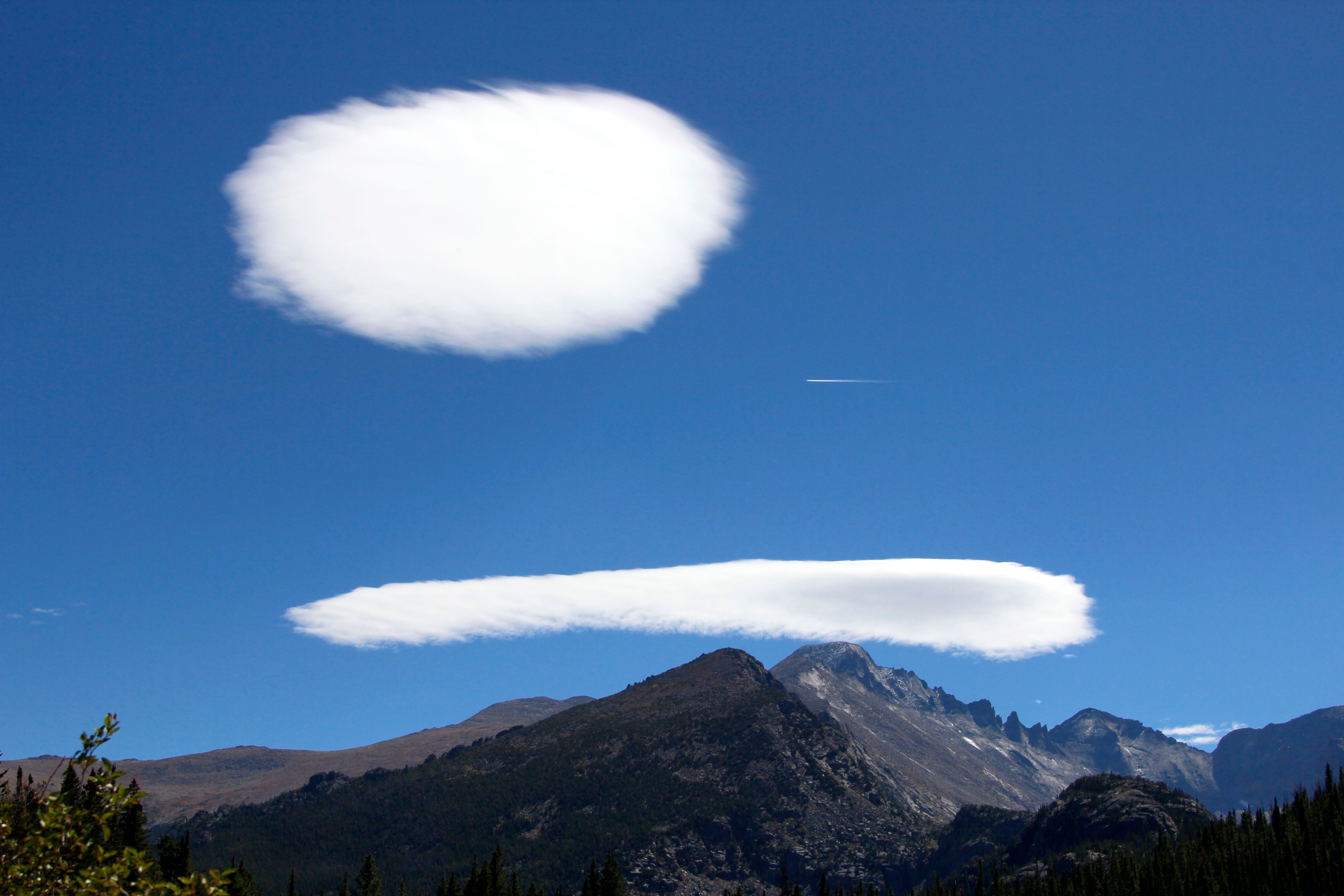 5 раз облако. Лентикулярное облако над Эльбрусом. НЛО В облаках. Лентикулярные облака НЛО. НЛО В виде облака.
