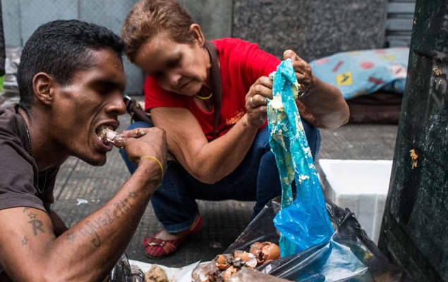 Fotos-de-Venezolanos-Comiendo-en-la-Basura-de-lo-que-no-se-conversa-en-el-DIÁLOGO-de-cogollos-MUD-PSUV-2016-635x400.jpg