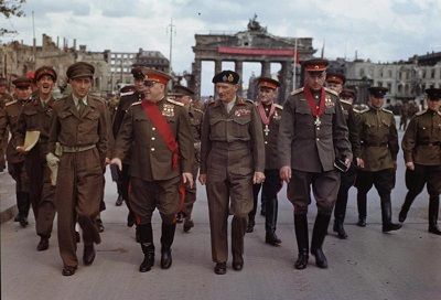 Allies_at_the_Brandenburg_Gate,_1945.jpg