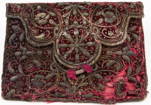 Red-velvet-pouch-embroidered-with-silver-thread-640x446.jpg