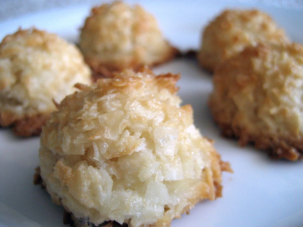 1024px-Coconut_macaroons.jpg