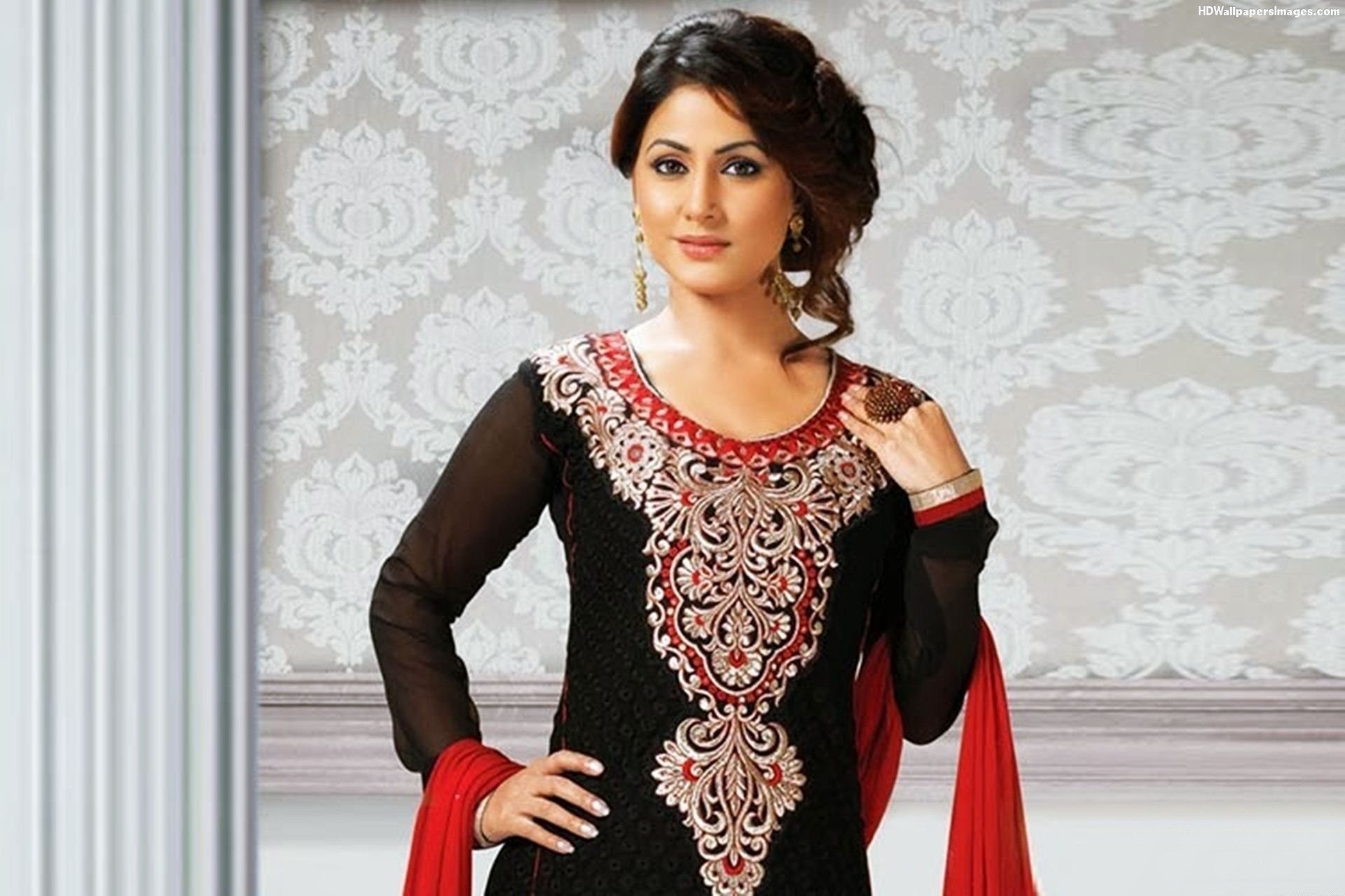 Hina-Khan-Black-Suit-35059296.jpg