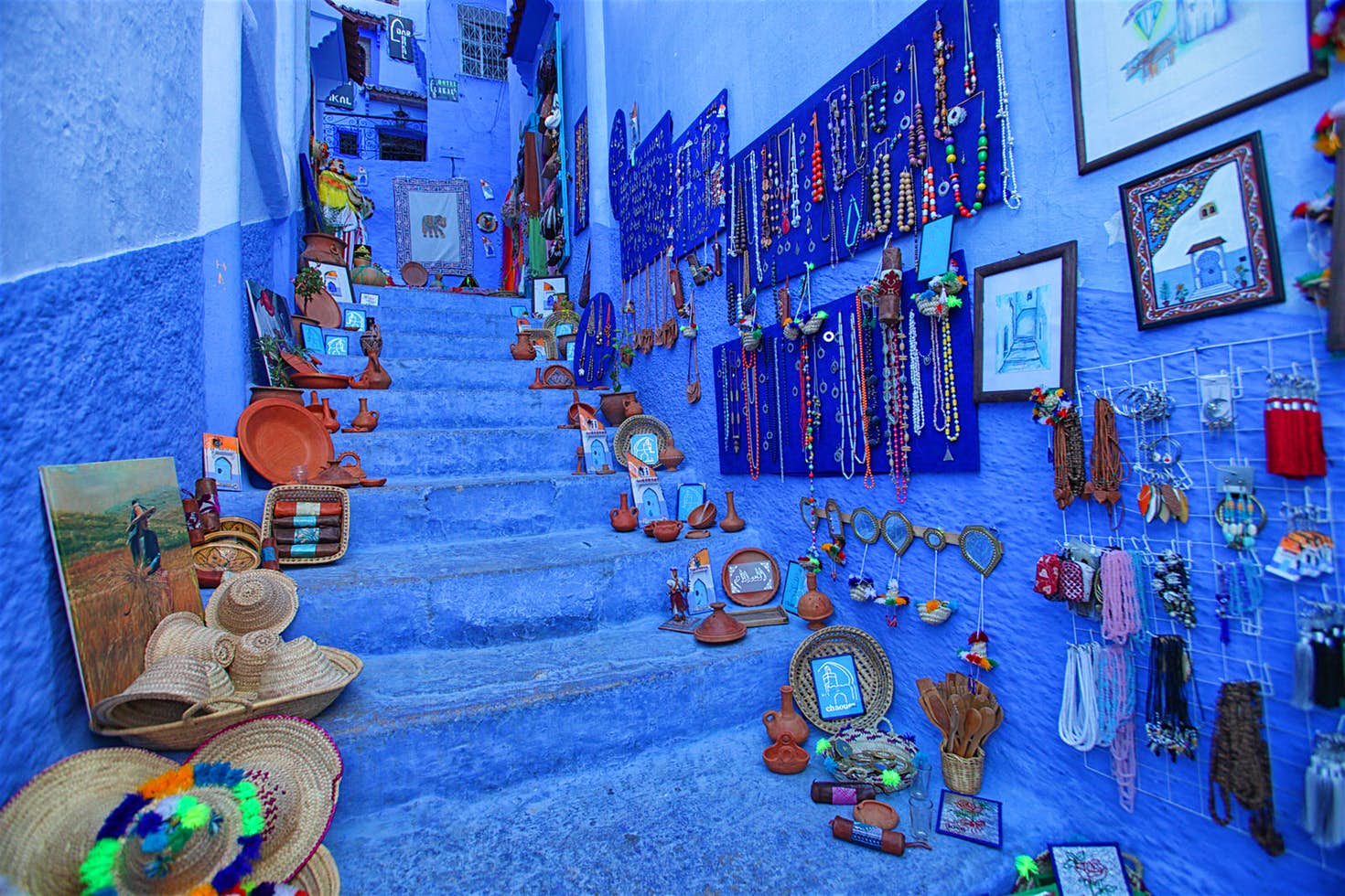 shopping-chefchaouen-morocco-f9607d8eac98.jpg