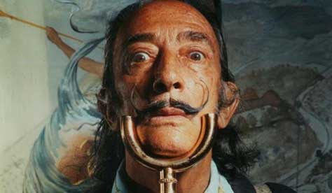 La representación surrealista de la exhumación de Salvador Dalí..jpg