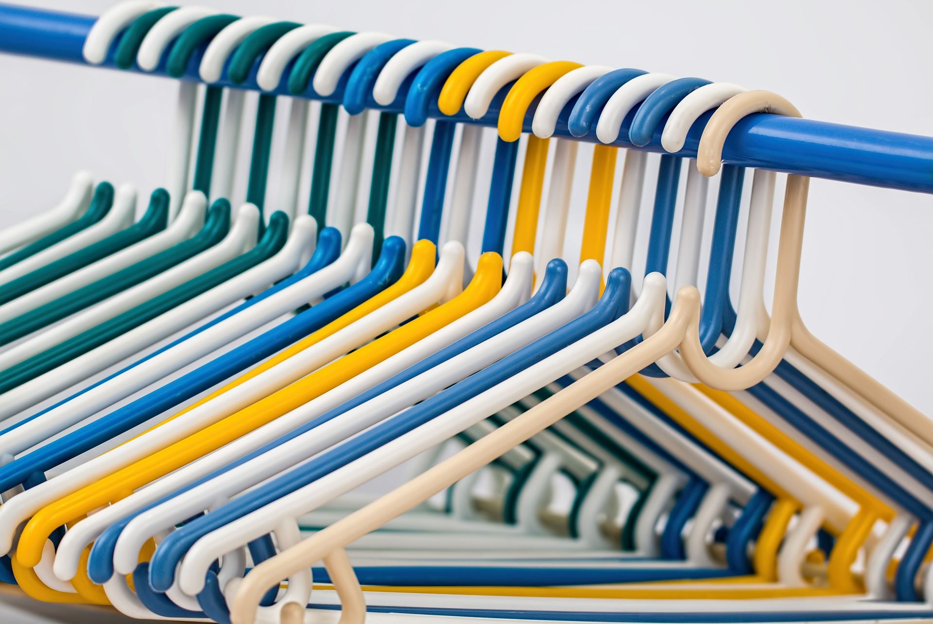 clothes-hangers-582212_1920.jpg