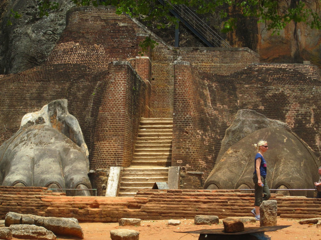 sigiriya_lions_paw_by_aliasjjj-d7jic7v.jpg