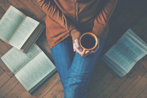 Mujer-tomando-café-sentada-en-el-suelo-con-libros.jpg