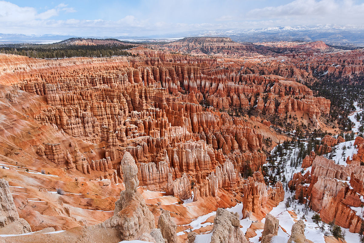 1200px-BryceCanyon-Amphiteatre1.jpg