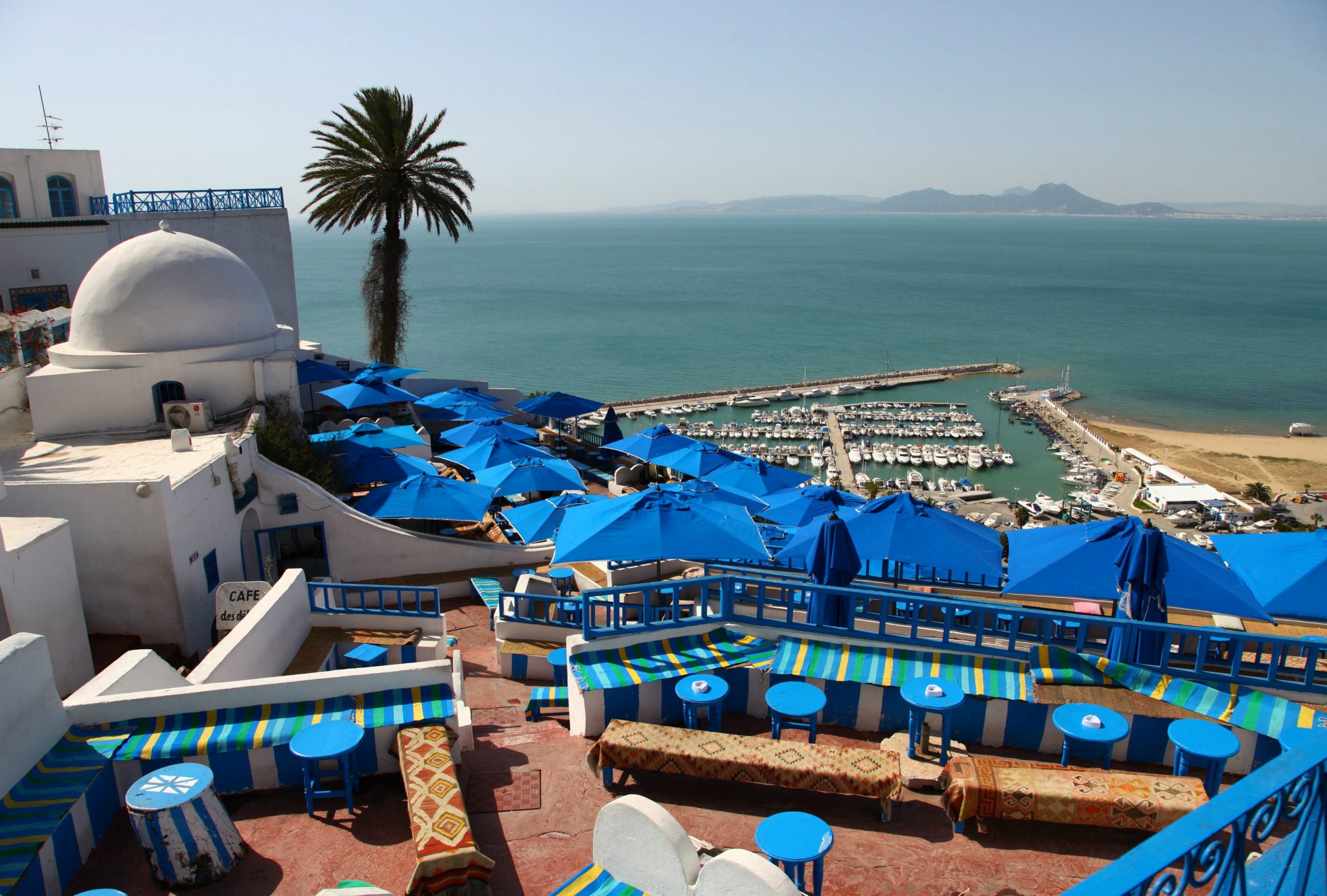 add-tunis-café-des-délices-sidi-bou-said-tunisie-vue-sur-mer-port-carthage.jpg