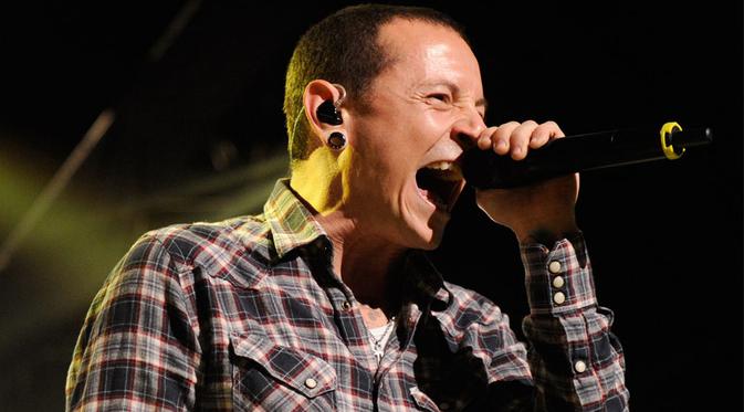 020290700_1426566375-chester-bennington-900-600-04-16-12.jpg