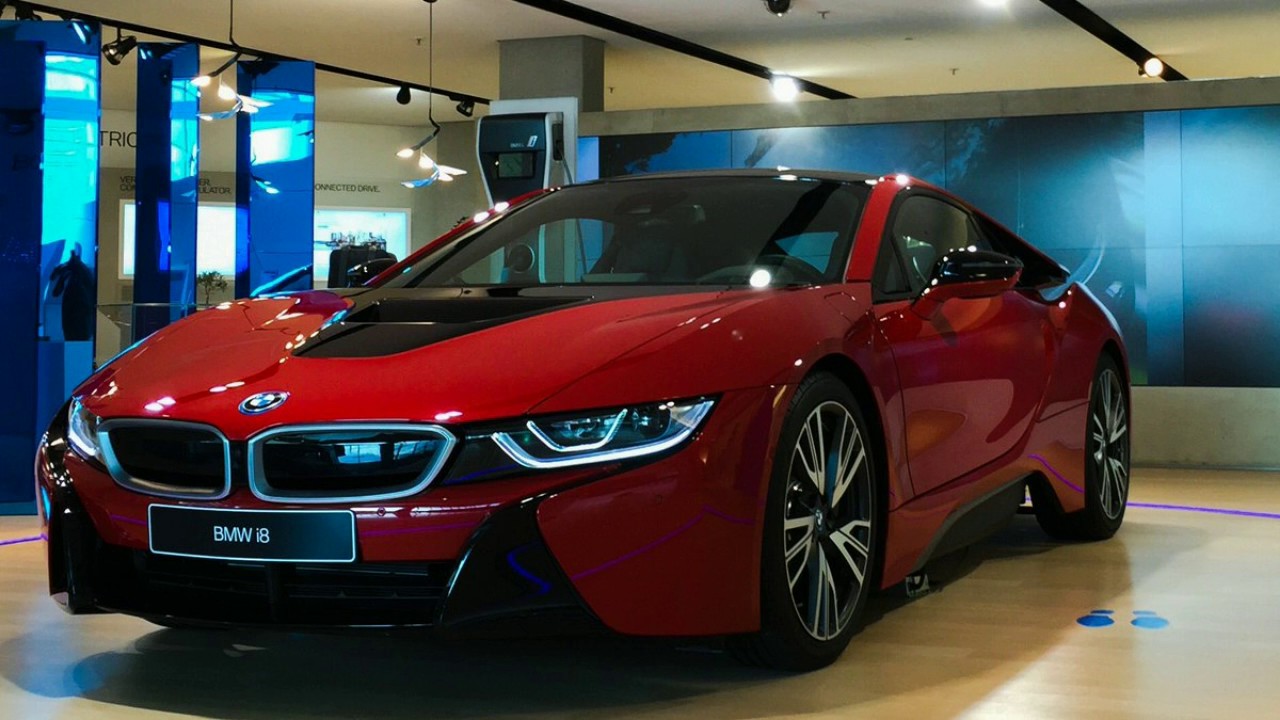 BMW i8 красная