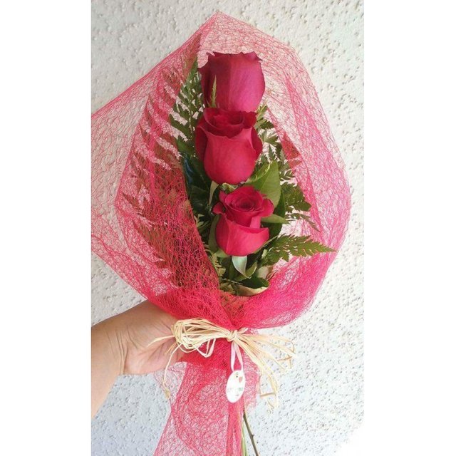 ramo-pequeno-3-rosas-follaje.jpg