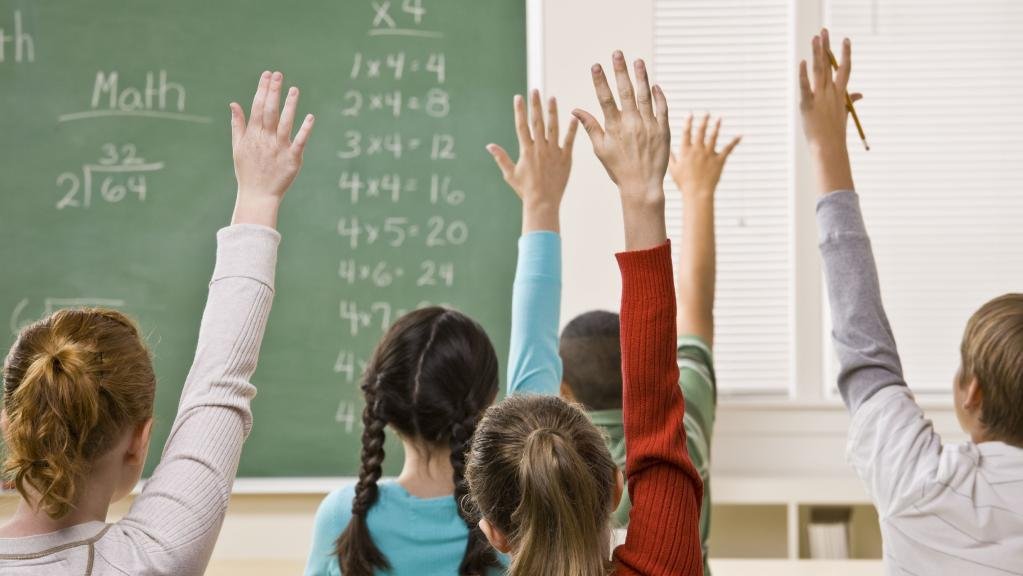 жесты учеников на уроке фото. урок геометрии в школе. видео решение класс. Examer аккаунты бесплатные. видео решение класс.