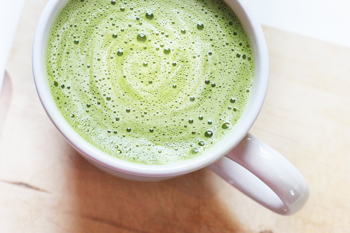 Разгрузочный на зеленом чае. Matcha Green Tea. Чай матча зеленый латте. Матча чай Эстетика. Зеленый чай с молоком.
