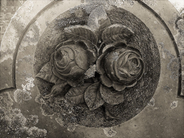 to post monomad roses headstone.jpg