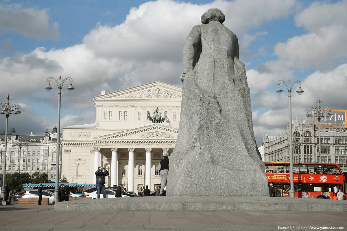 Статуя театр. Карл Маркс памятник у большого театра. Большой театр памятник Карлу Марксу. Памятник Карлу Марксу в Москве на театральной площади. Памятник Карлу Марксу напротив большого театра.