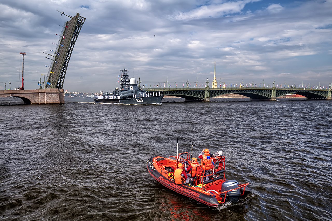 корабль под мостом